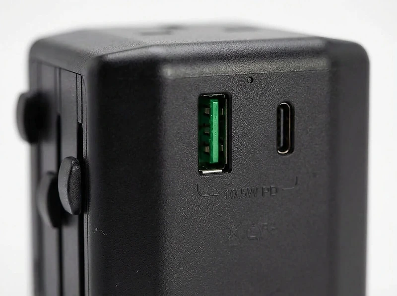 Адаптер для путешествий по всему миру с поддержкой Power Delivery 10,5 Вт.