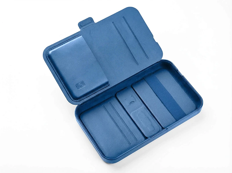 Travel Wallet with 3-in-1 MagSafe Charger