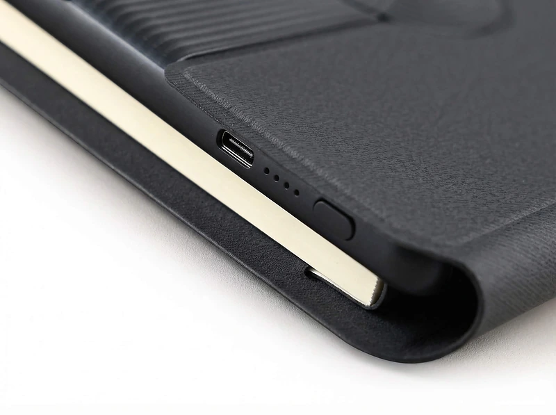 A5 Notebook with 3-in-1 MagSafe Power Bank