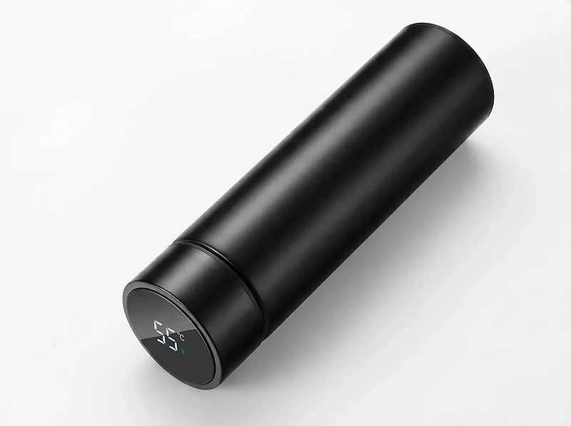 Stainless steel bottle with temperature display