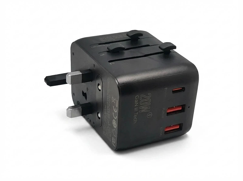 محول طاقة مزود بتقنية الشحن السريع بقدرة 20 واط (منفذي USB ومنفذ Type-C واحد)