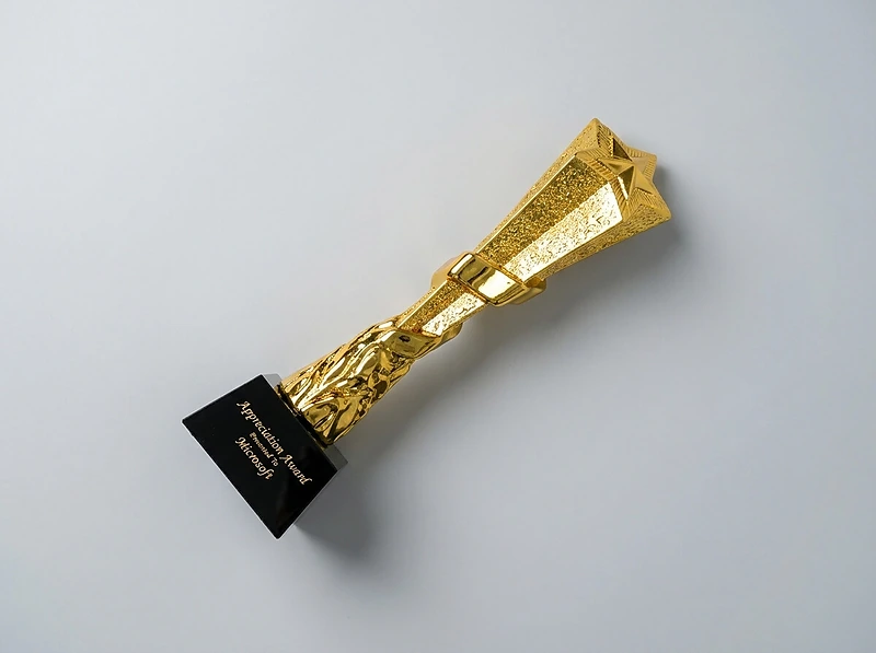 Award Trophy Star slanted full gold with black base