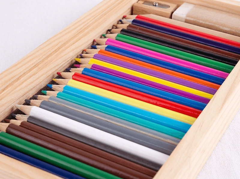 Art Kit with 24 Color Pencils