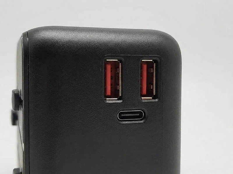 محول طاقة مزود بتقنية الشحن السريع بقدرة 20 واط (منفذي USB ومنفذ Type-C واحد)