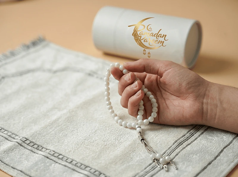 Prayer Mat with Tasbih in Tubular Box White